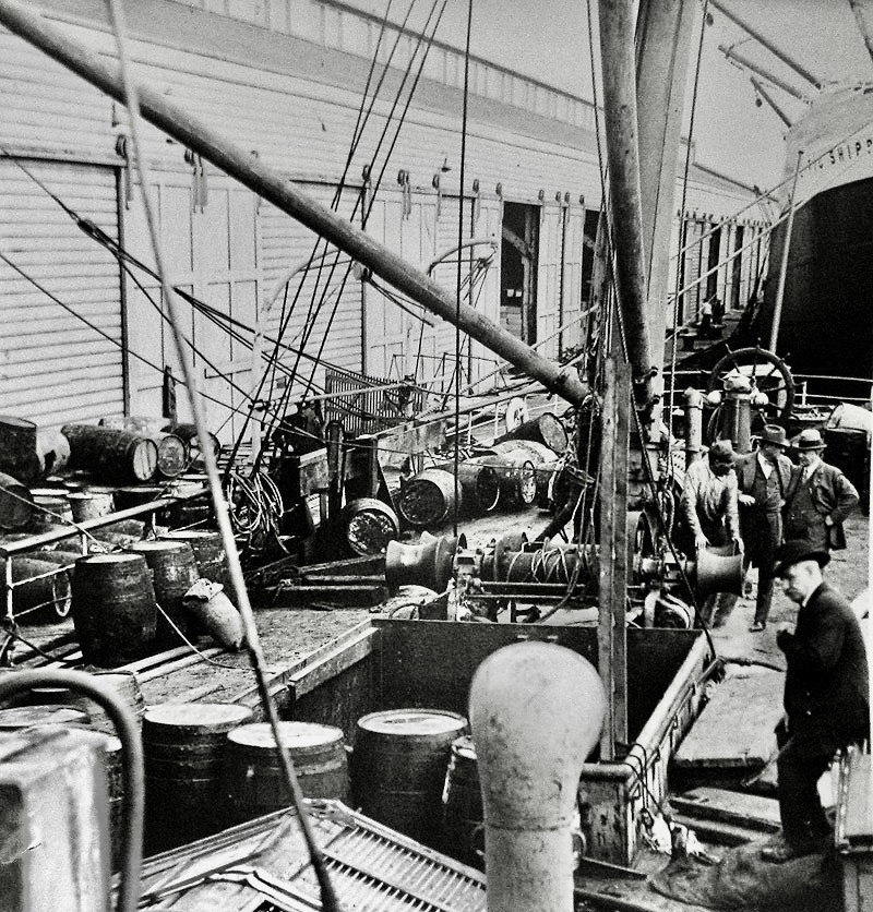 Federal agents unloading confiscated rum from the Quadra, October 1924